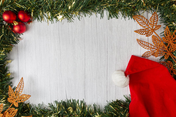 木桌上的圣诞装饰品。顶部视图与复制空间。图片下载
