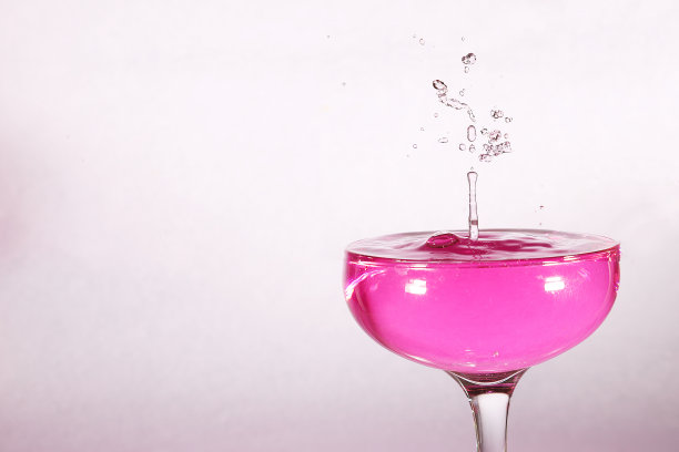 彩色液体溅在玻璃杯里图片下载