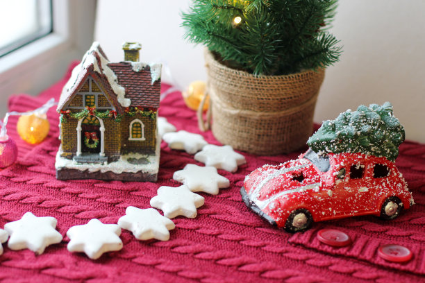 圣诞装饰。红车，姜饼屋，星星饼干图片下载