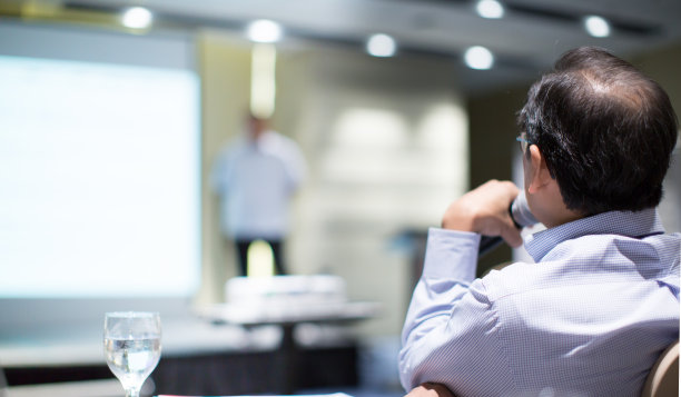 会议照片：听众与演讲者，CEO论坛研讨会图片下载