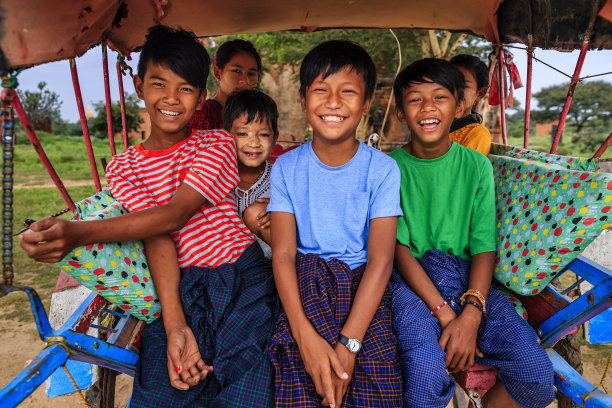 缅甸蒲甘，坐在马车上的缅甸孩子图片下载