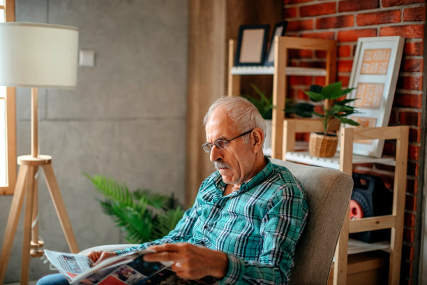 一个老人独自在家图片下载