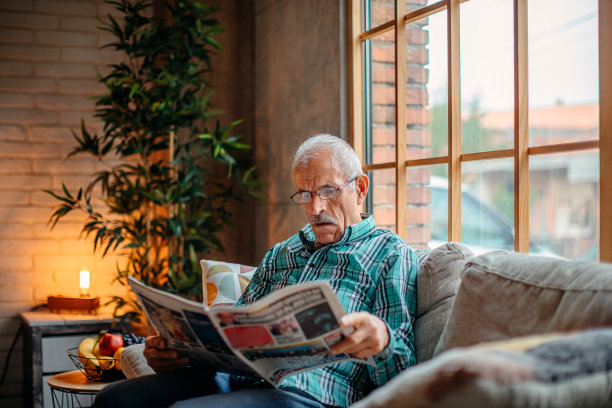 一个老人独自在家图片下载