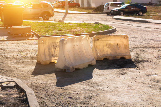 施工坑围栏上的道路。施工安全背景。施工现场和防护网照片图片下载