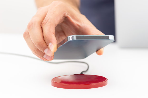 用无线充电板给智能手机充电图片下载