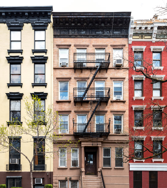 位于纽约市第10街的一幢色彩缤纷的旧公寓楼图片下载