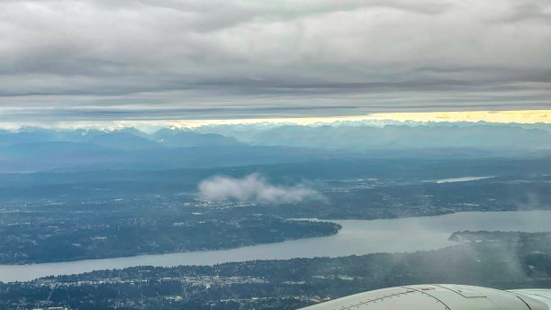 从飞机窗口看西雅图华盛顿。图片下载