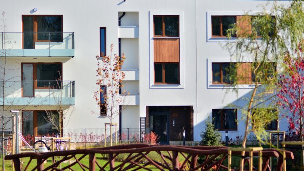 现代城市建筑和建筑立面细节。阳光。图片下载