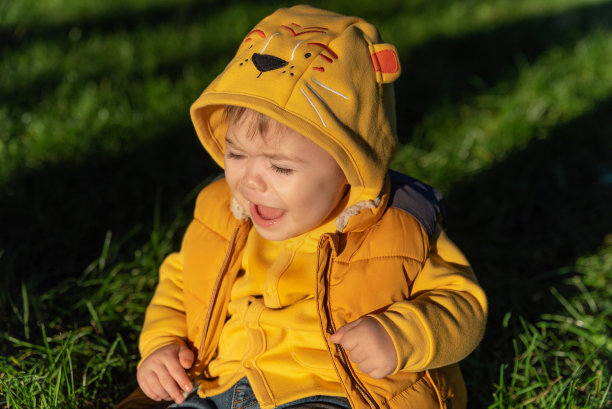 小男孩哭着向外看的特写照片图片下载