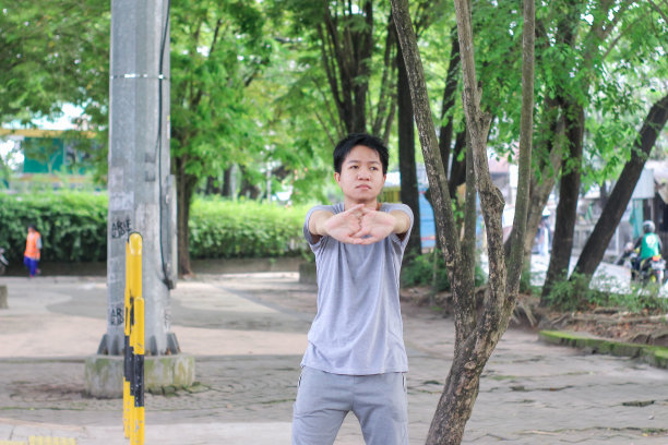 在阳光明媚的日子里，年轻人在公园里锻炼身体图片下载