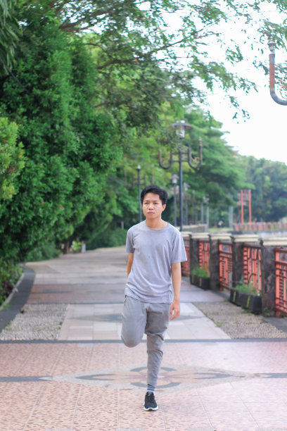 在阳光明媚的日子里，年轻人在公园里锻炼身体图片下载