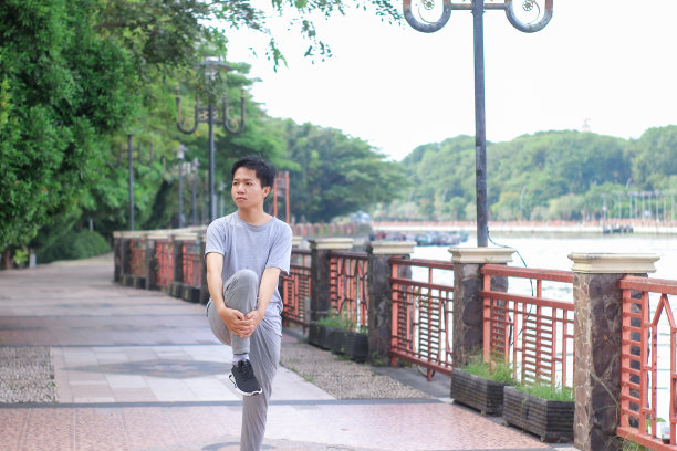 在阳光明媚的日子里，年轻人在公园里锻炼身体图片下载