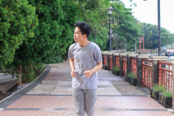 一群年轻人在阳光灿烂的日子里在公园里慢跑图片下载