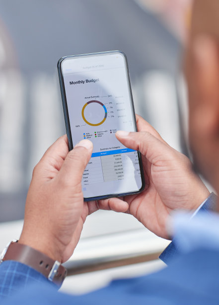 剪裁在外面用手机拍下了一个不知名的商人图片下载