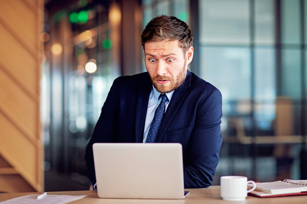 精疲力竭的商人在办公室里惊讶地看着股票市场图片下载