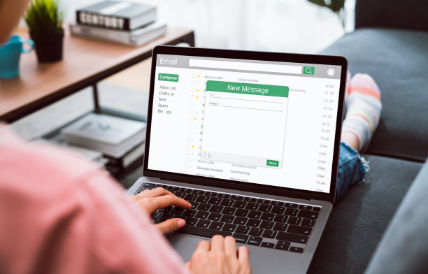 女人在沙发上使用电脑，笔记本电脑上有新的电子邮件信息，在工作场所通信连接信息到全球信件。图片下载