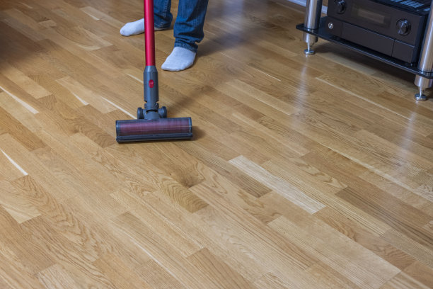 拼花地板吸尘时刻男子近景。瑞典。图片下载