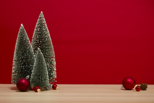 圣诞快乐的背景与礼物和装饰在木桌墙上红色的背景。为假期。图片下载