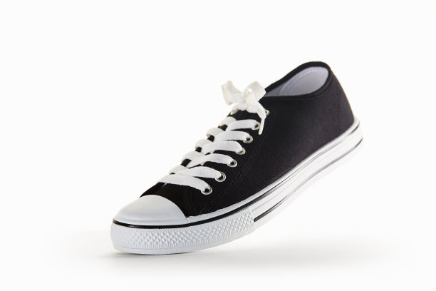 经典的黑色的运动鞋图片下载