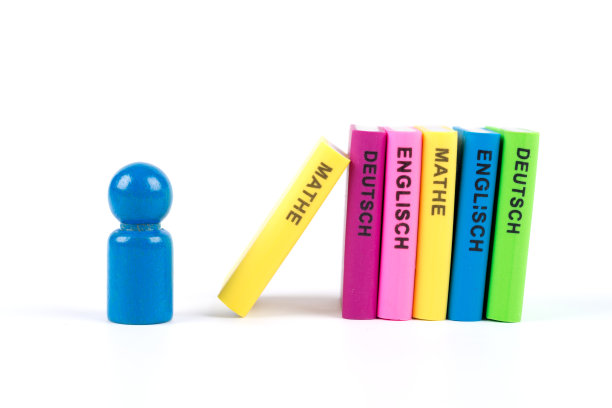 游戏角色概念-人物站在一堆书与德语教科书图片下载