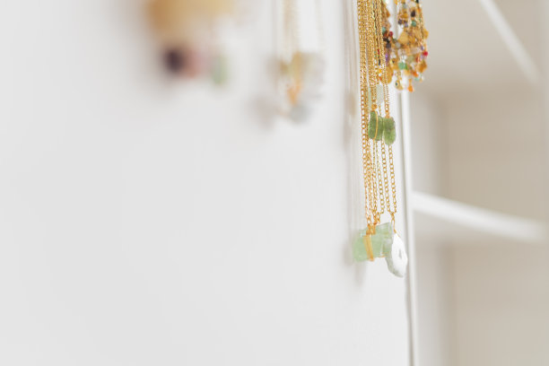 由工匠完成的珠宝，挂在衣架上，然后送给客户图片下载