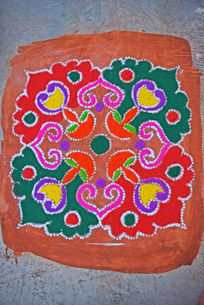 排灯节装饰-印度妇女用diyas和rangoli装饰她的房子。图片下载