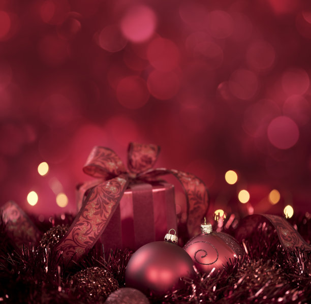 圣诞礼物和小饰物上的红色金丝背景图片下载