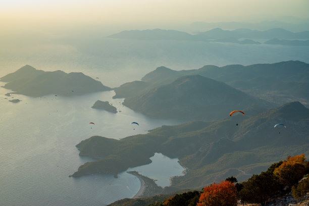 在Mugla的Fethiye，人们正在Oludeniz Babadag美丽的大海上滑翔图片下载