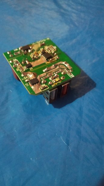 蓝色背景下的电路板照片图片下载