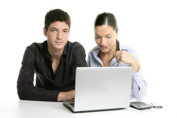 年轻夫妇的团队合作与笔记本电脑图片下载