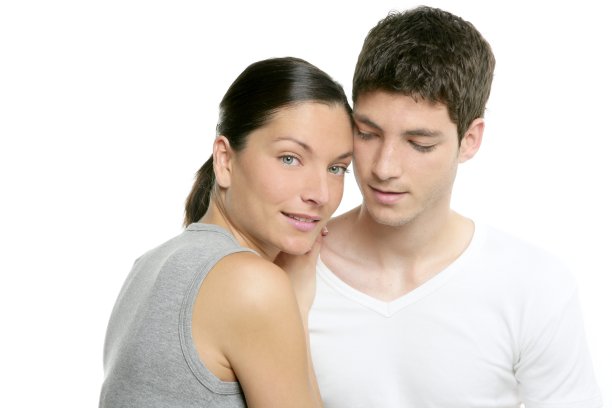 漂亮的年轻的新鲜的现代夫妇拥抱在白色图片下载