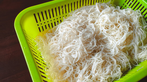 黄色塑料篮子里的粉条图片下载