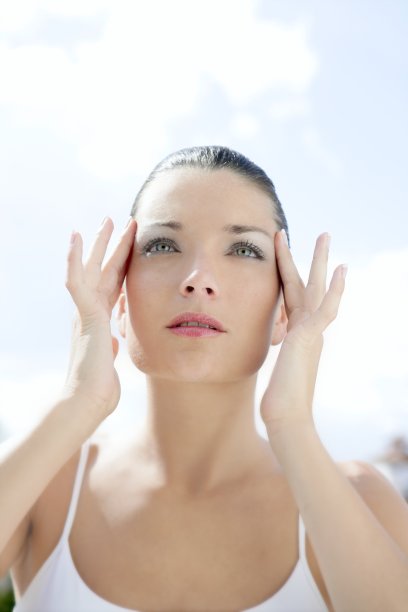 美丽的女人肖像与蓝色的眼睛和手图片下载