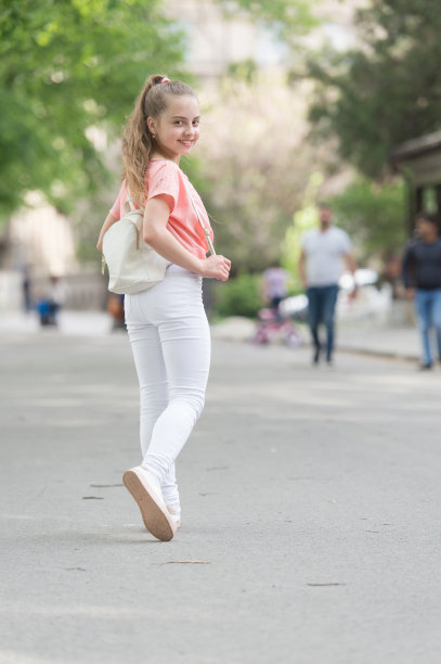 穿上这款时尚舒适的衣服，她看起来非常漂亮。可爱时尚的女孩。小时尚模型，时尚的外观。可爱的小女孩，金色长发，穿着时尚的衣服图片下载