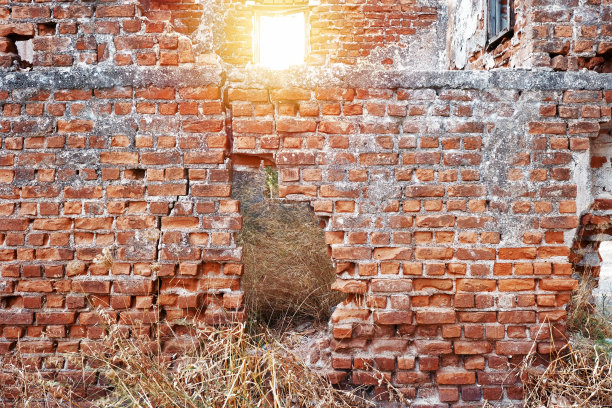 破旧的红砖古旧外墙带窗和洞图片下载