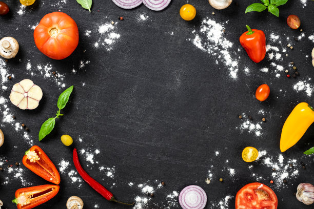 框架的成分烹饪素食自制披萨在黑石背景俯视图图片下载
