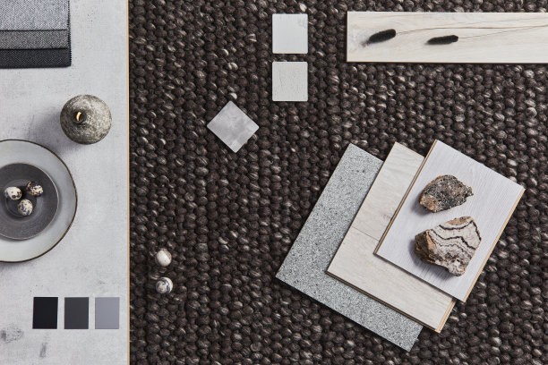 时尚的平面铺设构成的建筑师情绪板与样品的建筑，棕色纺织品和自然材料和个人配件。前视图中,模板。图片下载