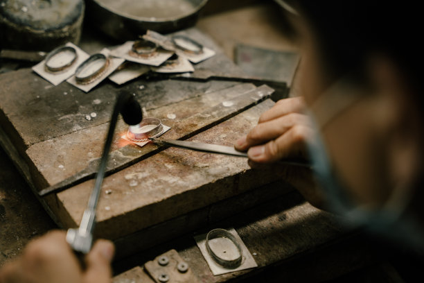 珠宝商在珠宝行业工作。用专业工具制作工艺首饰的桌面。近距离查看工具。银首饰。图片下载