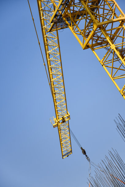 建筑工地的塔吊，映衬着蓝天图片下载