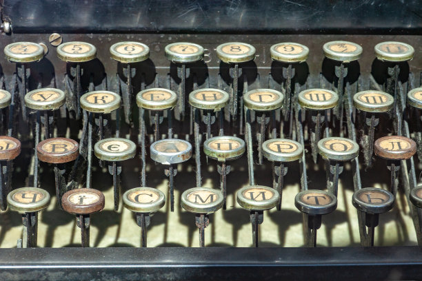 靠近老式打字机的按键，选择性聚焦图片下载