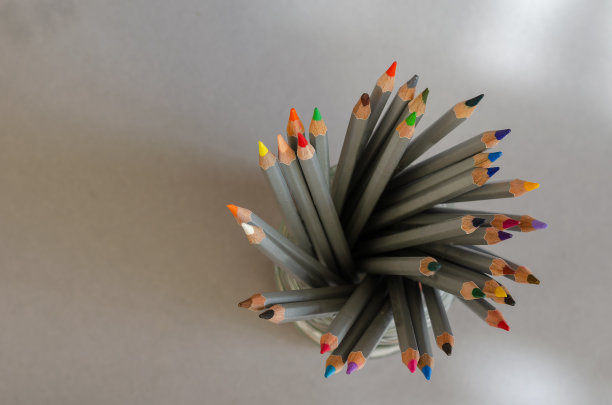 彩色铅笔在玻璃俯视图。灰色的水彩铅笔图片下载