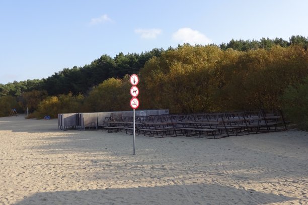 皮里塔沙滩上的季末。长凳和更衣室都放在一个地方。禁止饮酒，禁止养狗，禁止吸烟。云杉树在后面。爱沙尼亚塔林，2021年10月图片下载