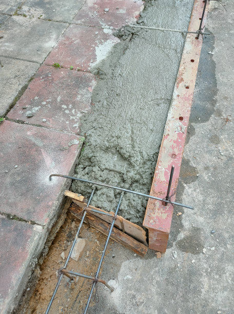 浇筑水泥和钢筋为城市边缘的人行道。图片下载