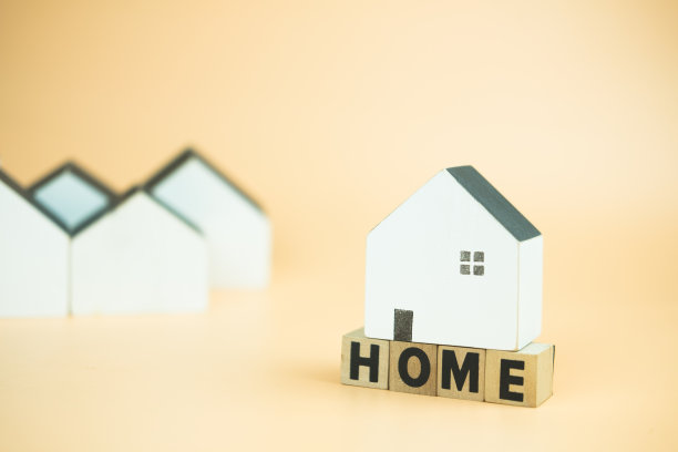 迷你木屋放置在家的字。住房需求的概念。图片下载