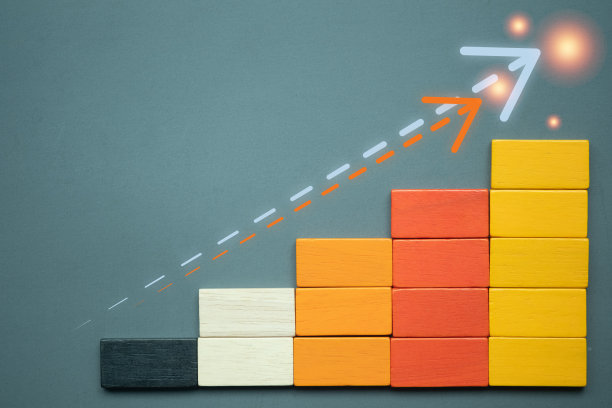 木块业务增长呈箭形上升。业务增长率，创意图业务发展以增长利润和成功为目标概念。图片下载