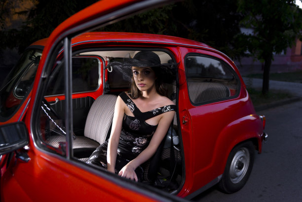 《女士和红车》图片下载