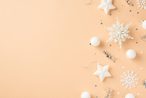顶部视图照片白色圣诞树装饰，雪花，星星，球，亮片和银色蛇纹石在孤立的米色背景与空白空间图片下载