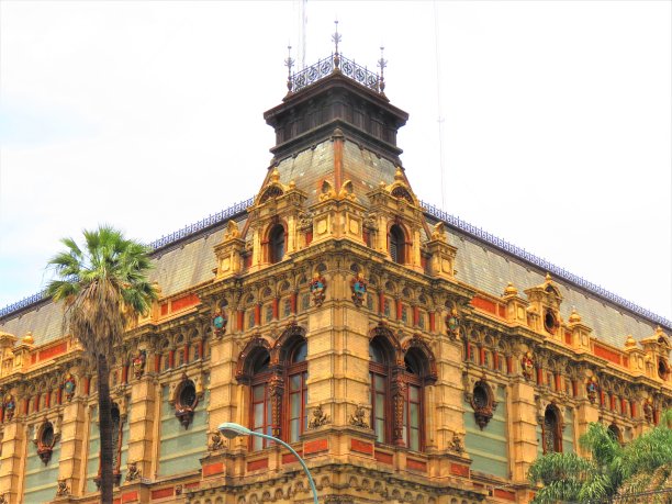 流动的水的宫殿-水公司宫殿在布宜诺斯艾利斯市。图片下载