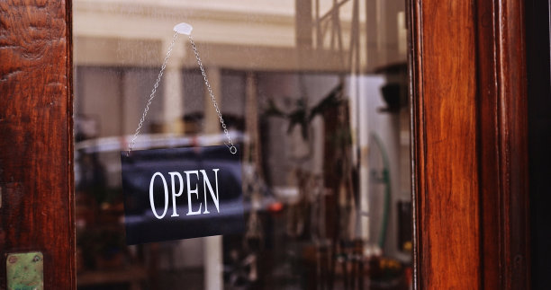 咖啡店门口挂着一个开放的招牌图片下载