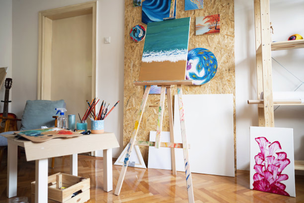 现代家庭艺术工作室的绘画设备和油画画布图片下载